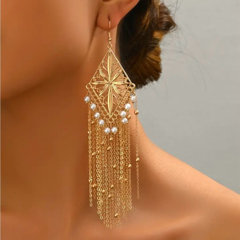 Elegant Chandelier Earrings with faux Pearls